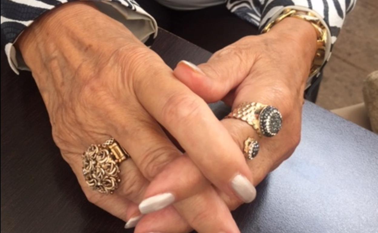 Luisa muestra sus manos, de las que está muy orgullosa. 