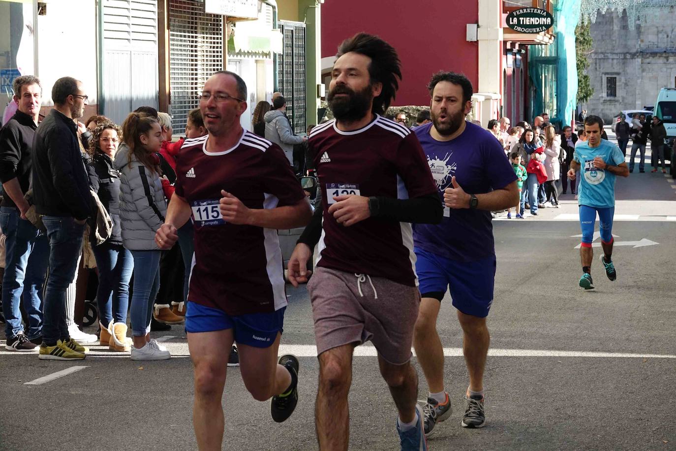 La localidad del Oriente asturiano ha celebrado este domingo la San Silvestre en sus diferentes categorías. 