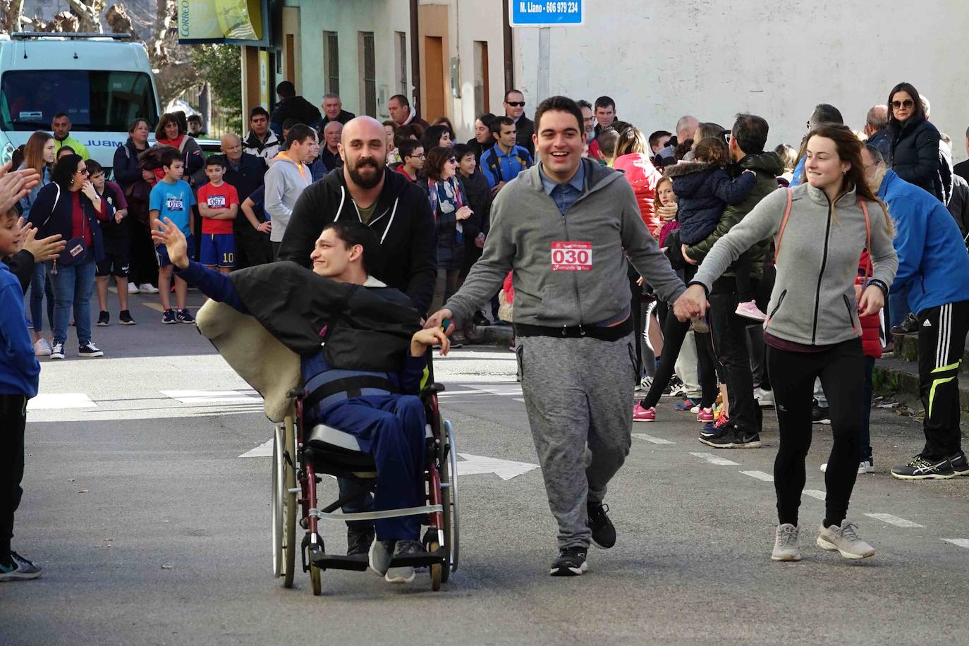 La localidad del Oriente asturiano ha celebrado este domingo la San Silvestre en sus diferentes categorías. 