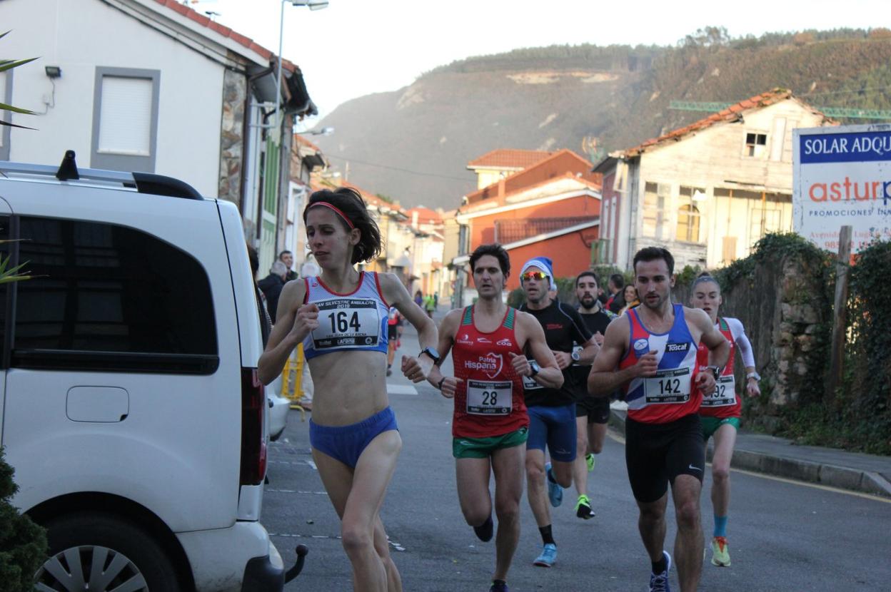 Paula González, que logró su sexto triunfo consecutivo, liderando el grupo durante la prueba. 