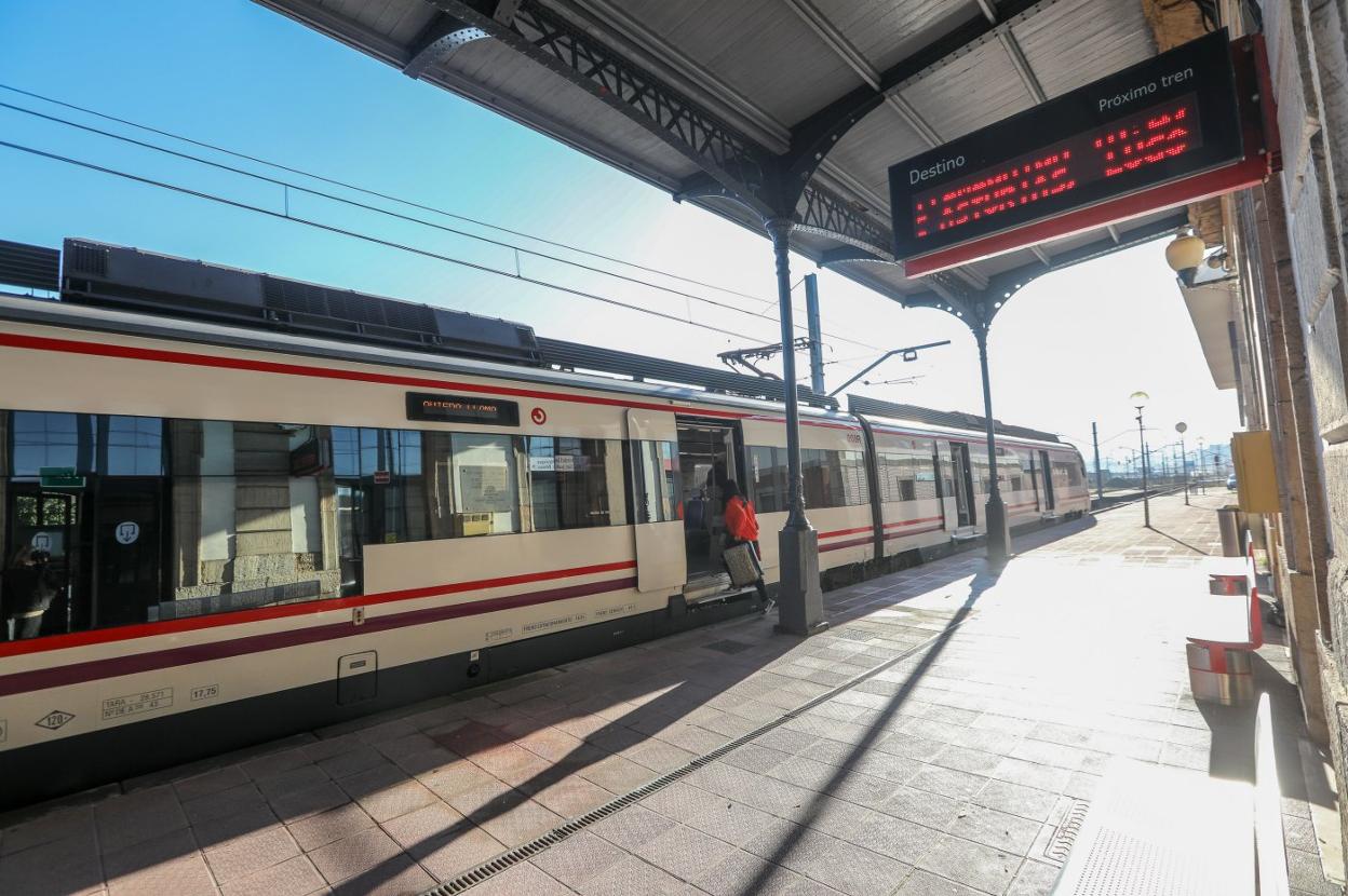 Un tren de Cercanías en la estación de Avilés. 