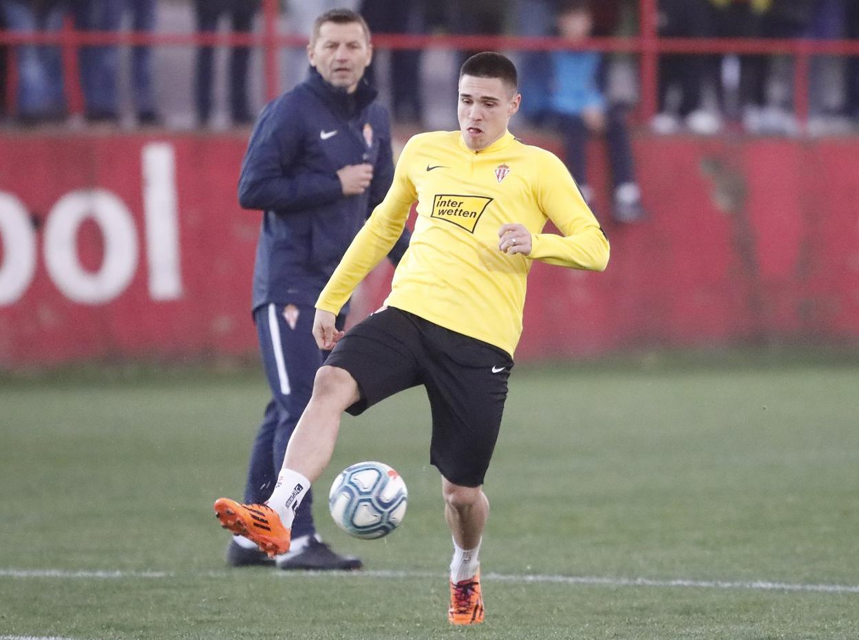 Uros Djurdjevic, en primer plano, y Djukic, al fondo, en el entrenamiento de ayer en Mareo. 