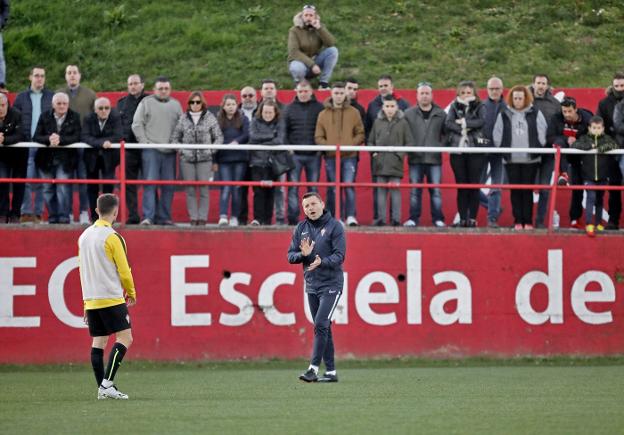 Un millar de seguidores rojiblancos se acercaron a las instalaciones de Mareo para presenciar el primer entrenamiento del nuevo técnico del Sporting. 