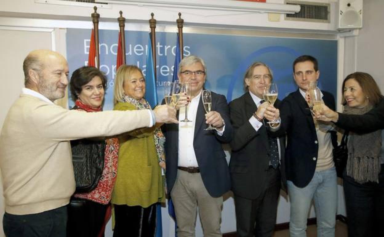 Dirigentes del PP de Gijón brindan por el nuevo año.