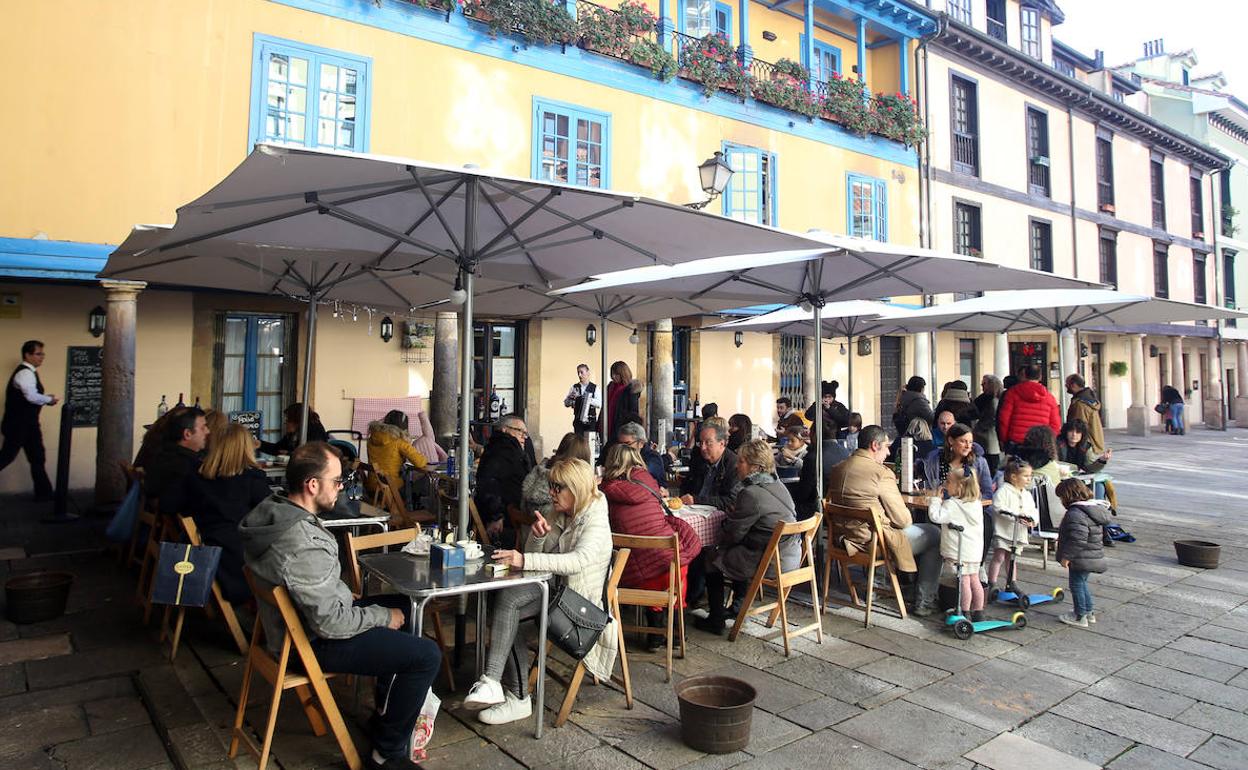 Oviedo disfruta de un 31 de diciembre soleado.