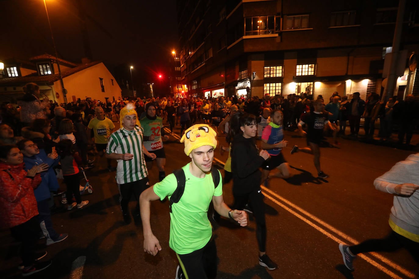 Manu Guerreiro y Herrero se han impuesto en la San Silvestre de Avilés, que este año ha reunido a cerca de 2.800 corredores.