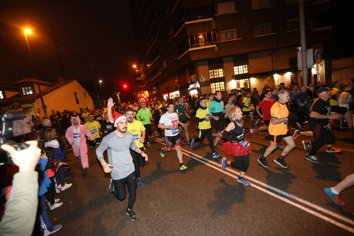 Manu Guerreiro y Herrero se han impuesto en la San Silvestre de Avilés, que este año ha reunido a cerca de 2.800 corredores.