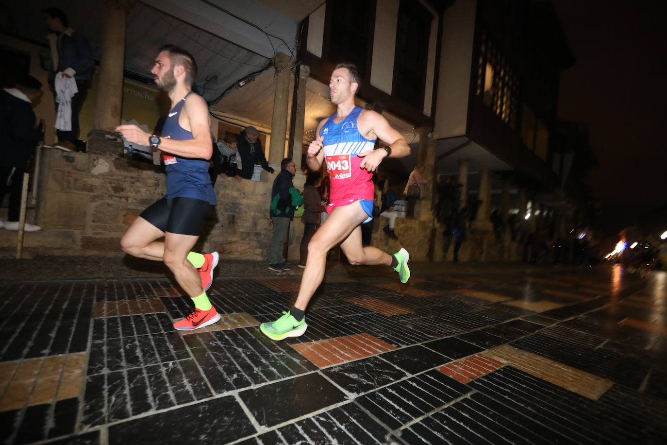 Manu Guerreiro y Herrero se han impuesto en la San Silvestre de Avilés, que este año ha reunido a cerca de 2.800 corredores.