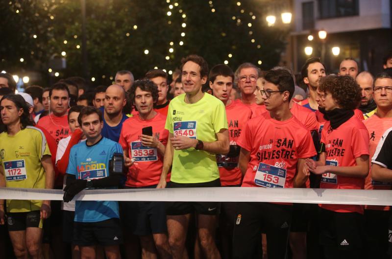 Más de 6.300 corredores han participado en la San Silvestre de Oviedo, en la que se han impuesto Alejandro Onís y Paula González.