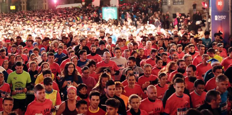 Más de 6.300 corredores han participado en la San Silvestre de Oviedo, en la que se han impuesto Alejandro Onís y Paula González.