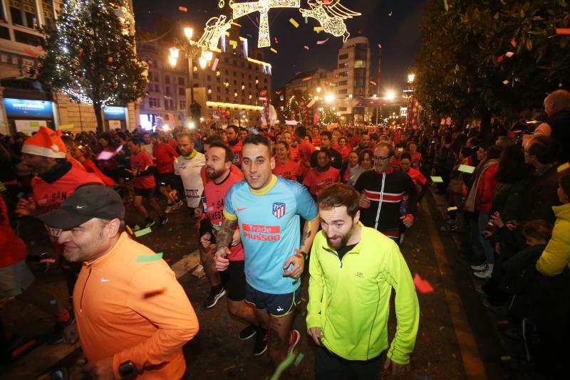 Más de 6.300 corredores han participado en la San Silvestre de Oviedo, en la que se han impuesto Alejandro Onís y Paula González.