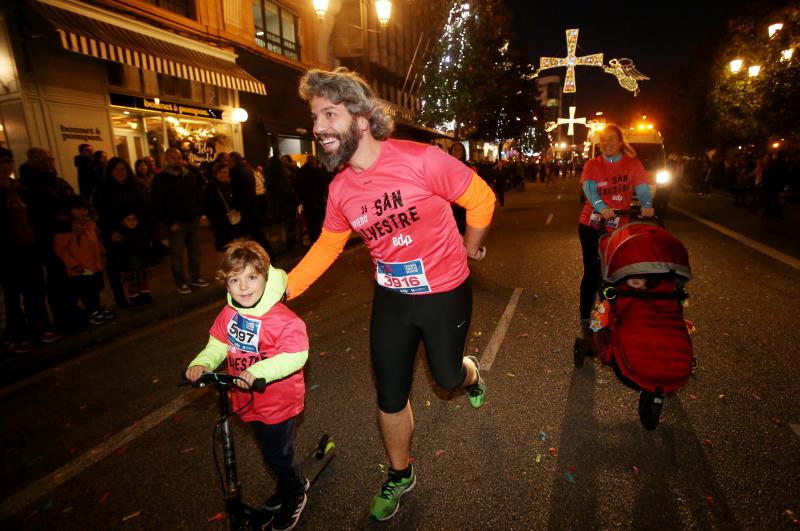 Más de 6.300 corredores han participado en la San Silvestre de Oviedo, en la que se han impuesto Alejandro Onís y Paula González.