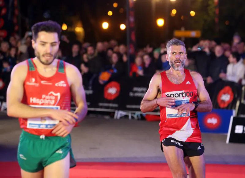 Más de 6.300 corredores han participado en la San Silvestre de Oviedo, en la que se han impuesto Alejandro Onís y Paula González.