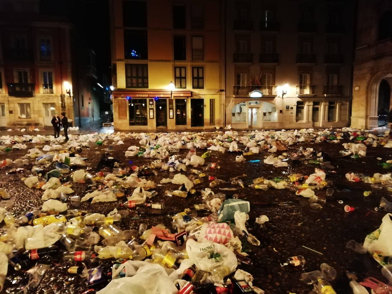 El dispositivo de Emulsa se centró en limpiar los restos de las celebraciones en la plaza Mayor