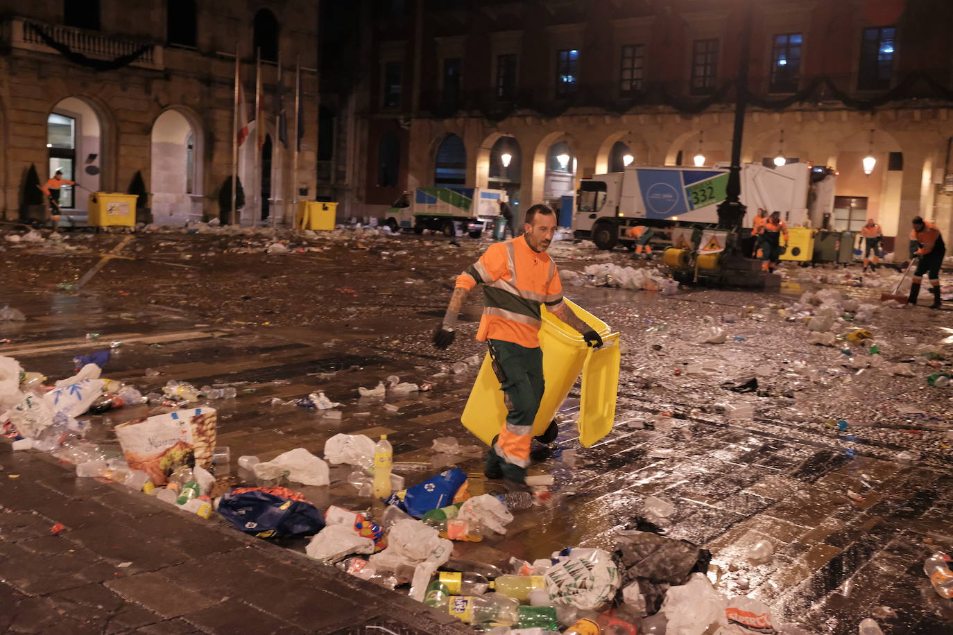 El dispositivo de Emulsa se centró en limpiar los restos de las celebraciones en la plaza Mayor