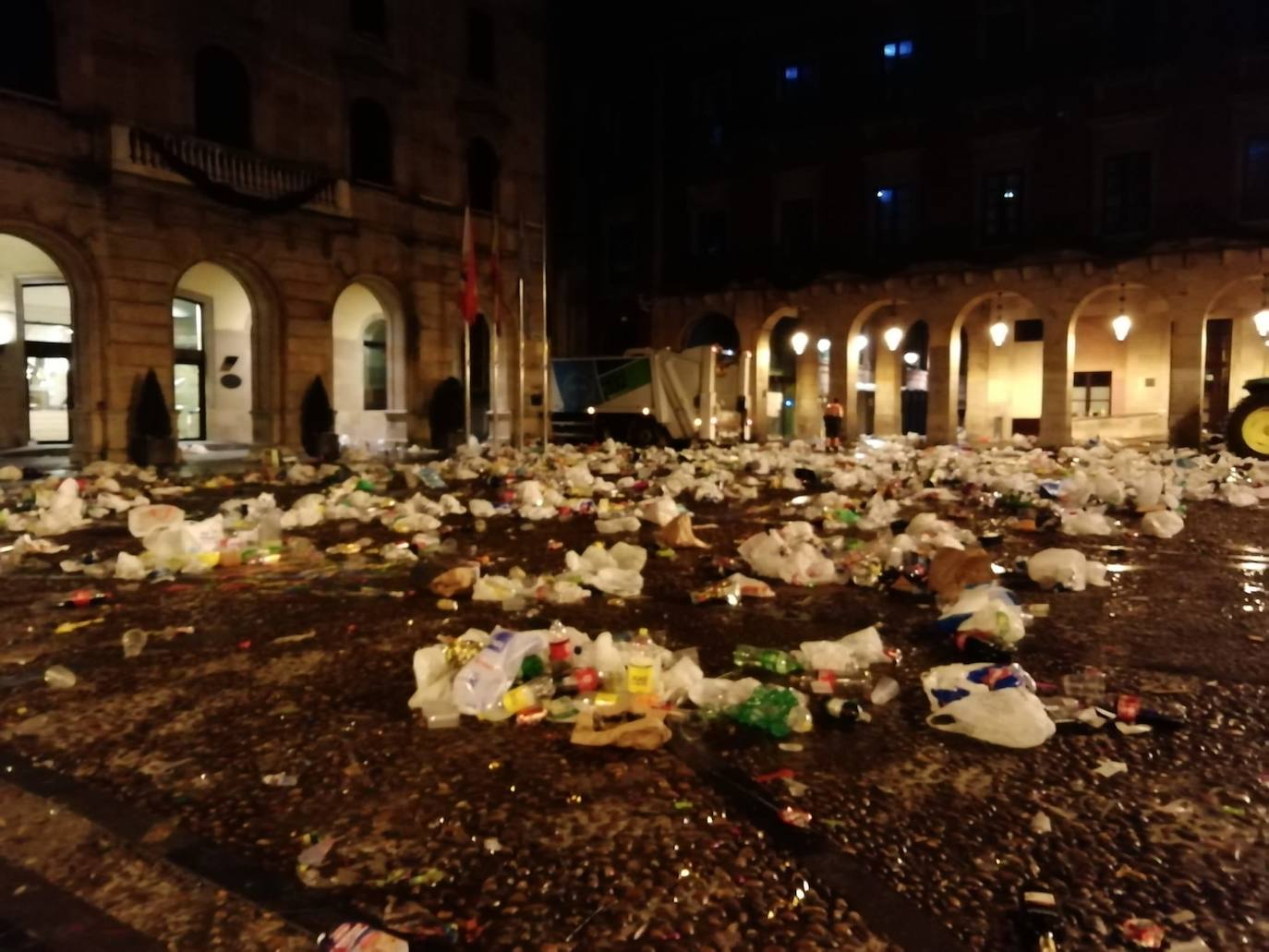 El dispositivo de Emulsa se centró en limpiar los restos de las celebraciones en la plaza Mayor