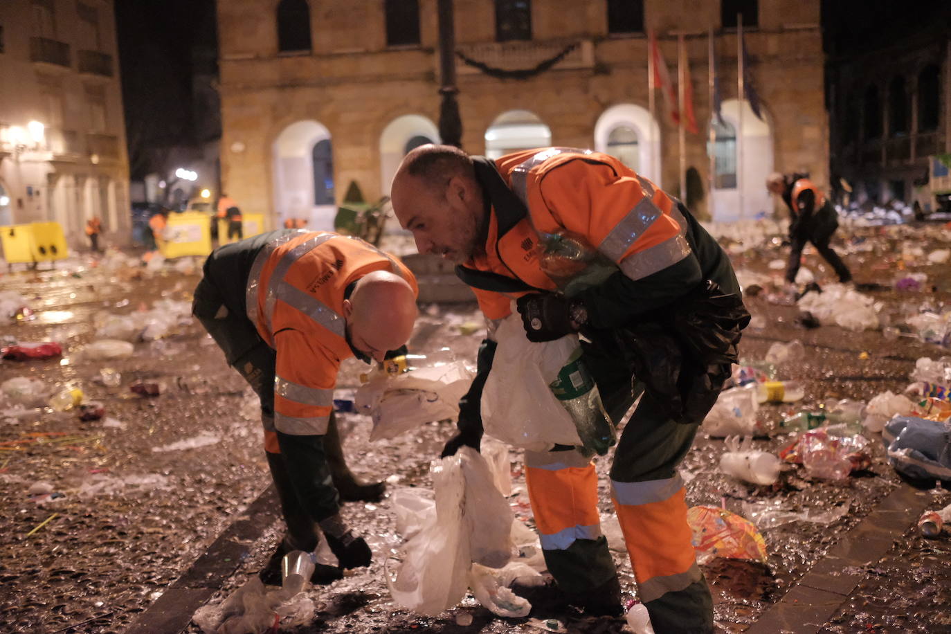 El dispositivo de Emulsa se centró en limpiar los restos de las celebraciones en la plaza Mayor