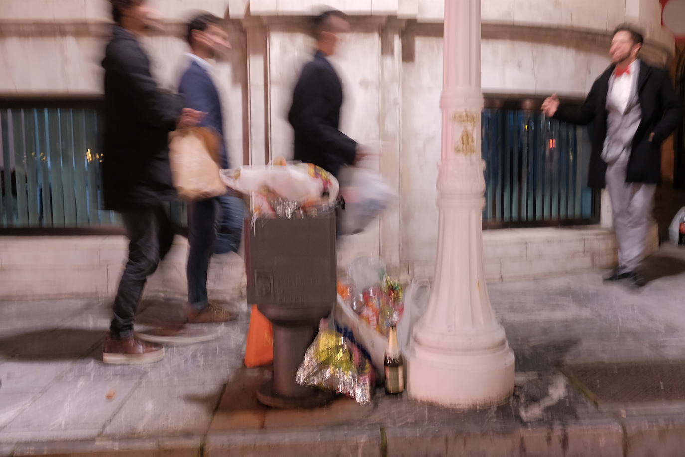 El dispositivo de Emulsa se centró en limpiar los restos de las celebraciones en la plaza Mayor