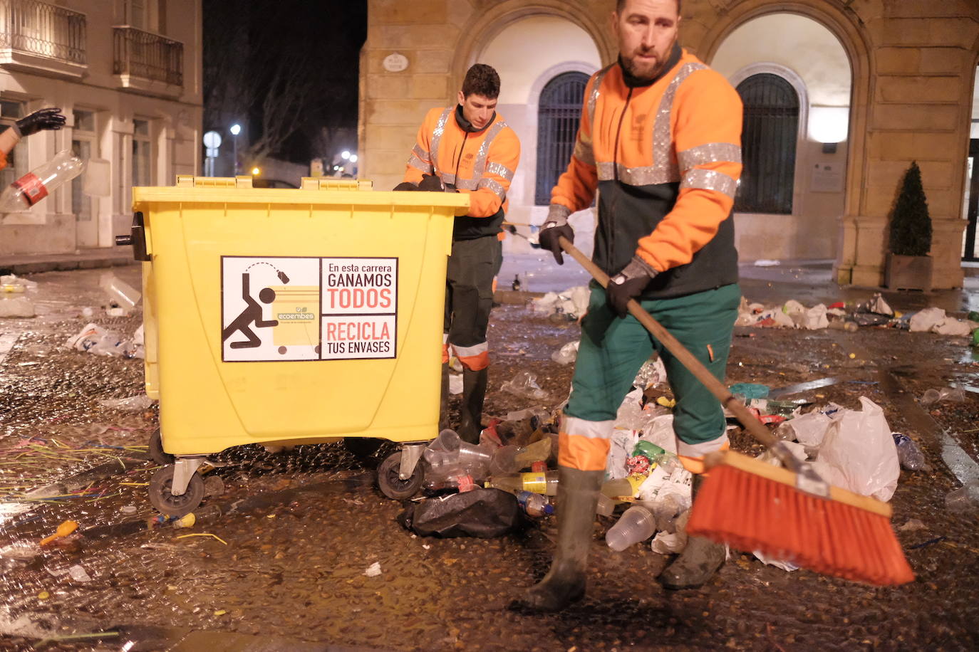 El dispositivo de Emulsa se centró en limpiar los restos de las celebraciones en la plaza Mayor