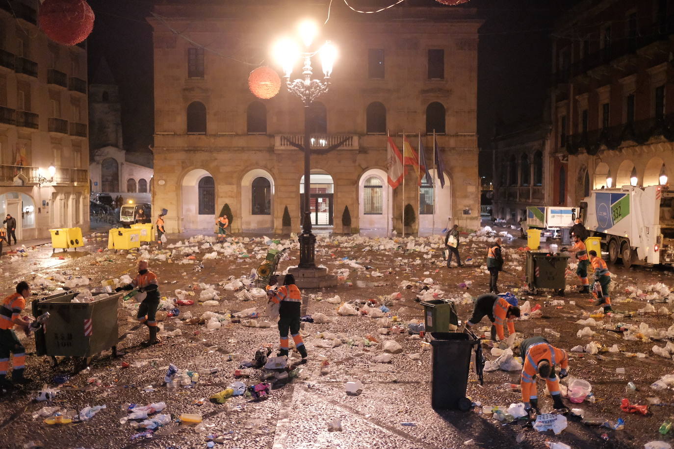 El dispositivo de Emulsa se centró en limpiar los restos de las celebraciones en la plaza Mayor