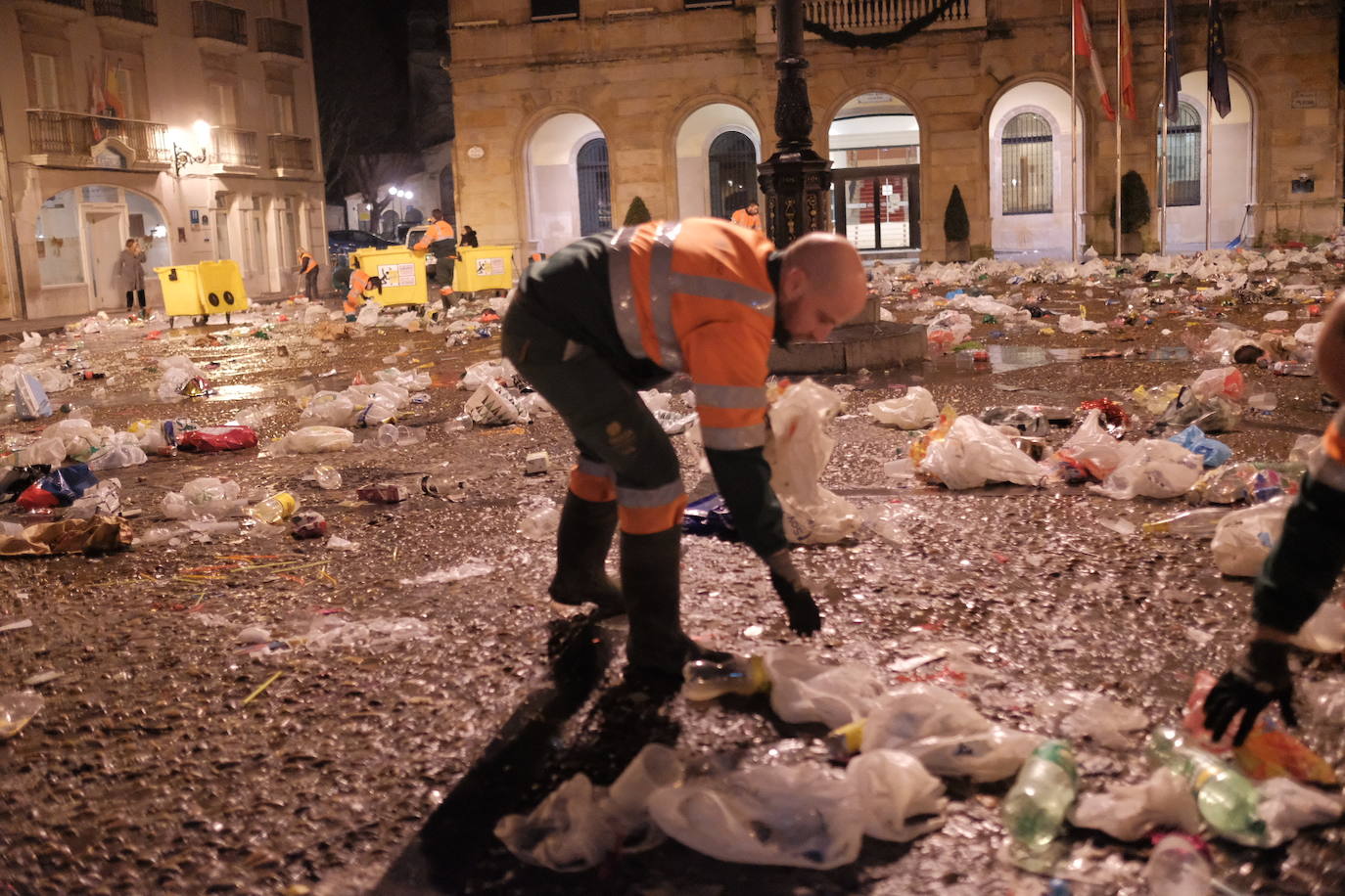 El dispositivo de Emulsa se centró en limpiar los restos de las celebraciones en la plaza Mayor