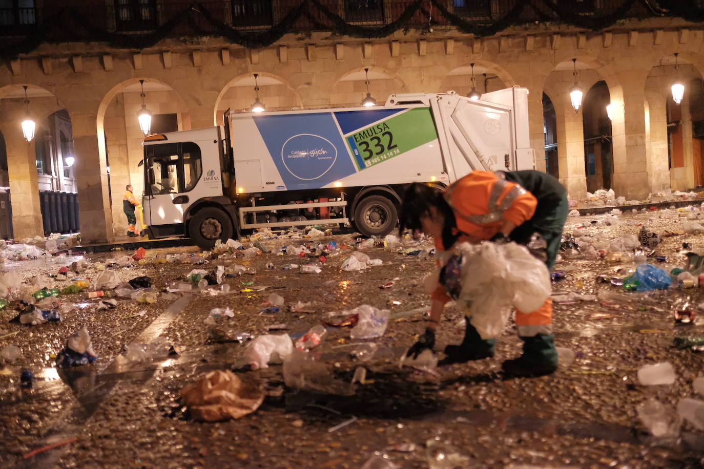 El dispositivo de Emulsa se centró en limpiar los restos de las celebraciones en la plaza Mayor