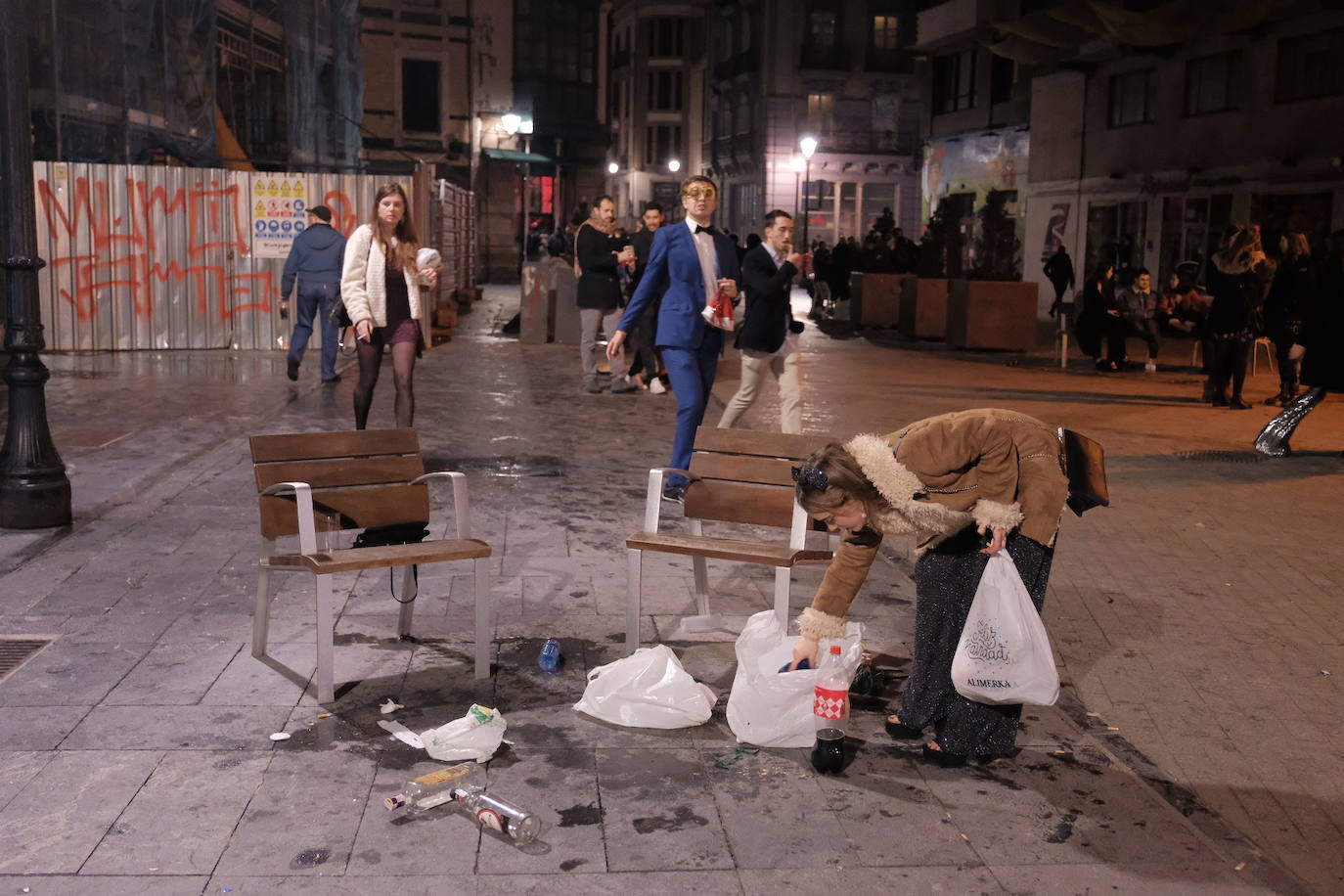 El dispositivo de Emulsa se centró en limpiar los restos de las celebraciones en la plaza Mayor