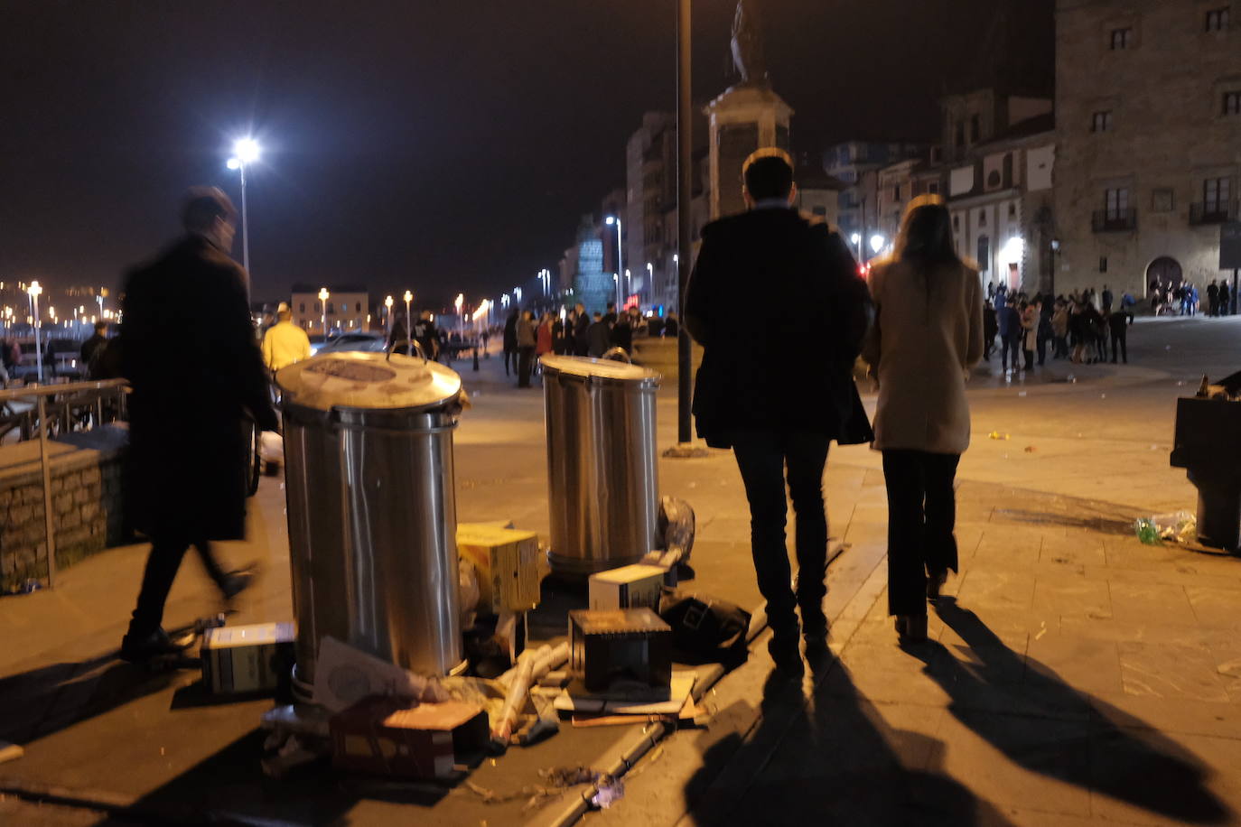 El dispositivo de Emulsa se centró en limpiar los restos de las celebraciones en la plaza Mayor