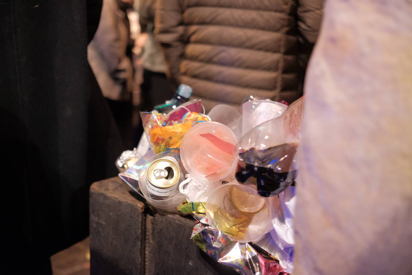 El dispositivo de Emulsa se centró en limpiar los restos de las celebraciones en la plaza Mayor