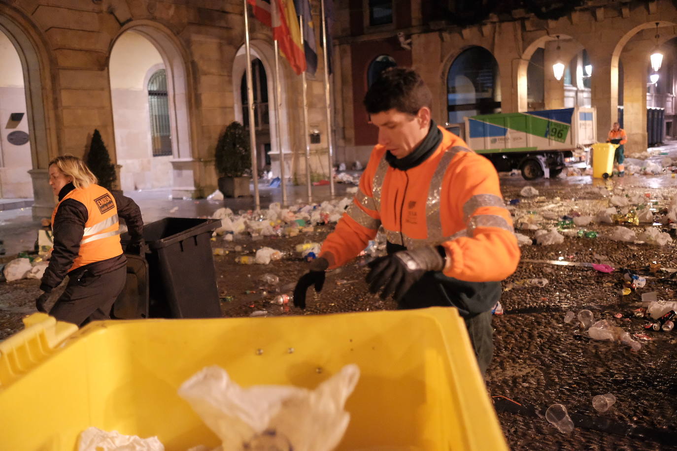 El dispositivo de Emulsa se centró en limpiar los restos de las celebraciones en la plaza Mayor