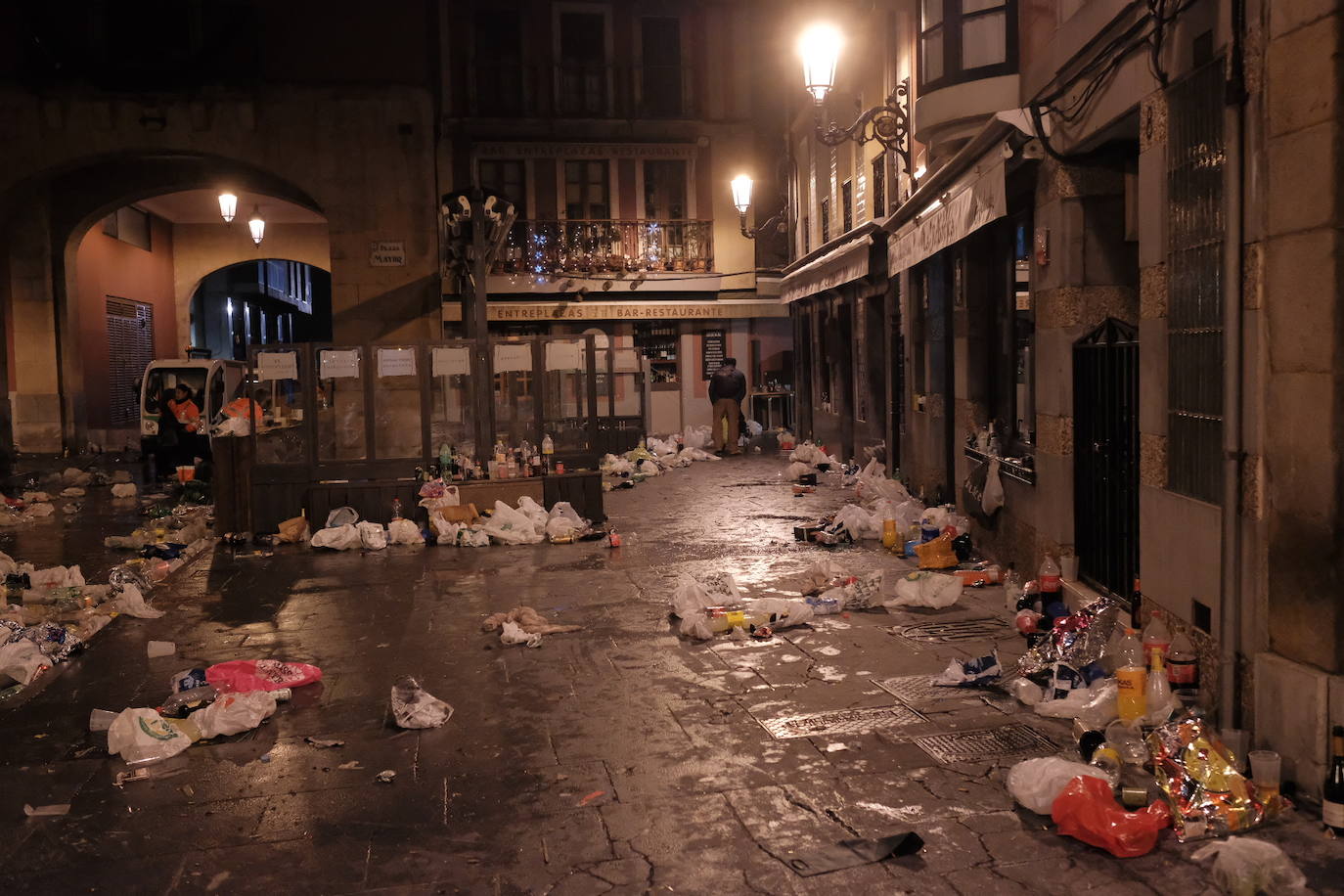 El dispositivo de Emulsa se centró en limpiar los restos de las celebraciones en la plaza Mayor