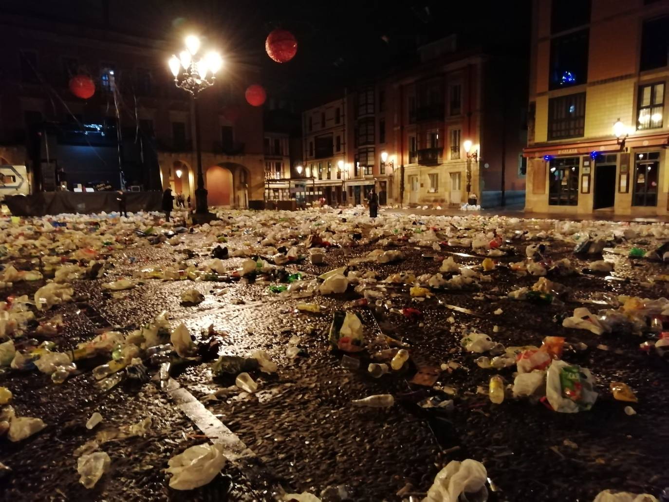 El dispositivo de Emulsa se centró en limpiar los restos de las celebraciones en la plaza Mayor