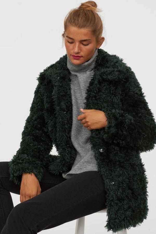 Chaqueta de pelo sintético en color verde oscuro de H&M (35,99 euros).