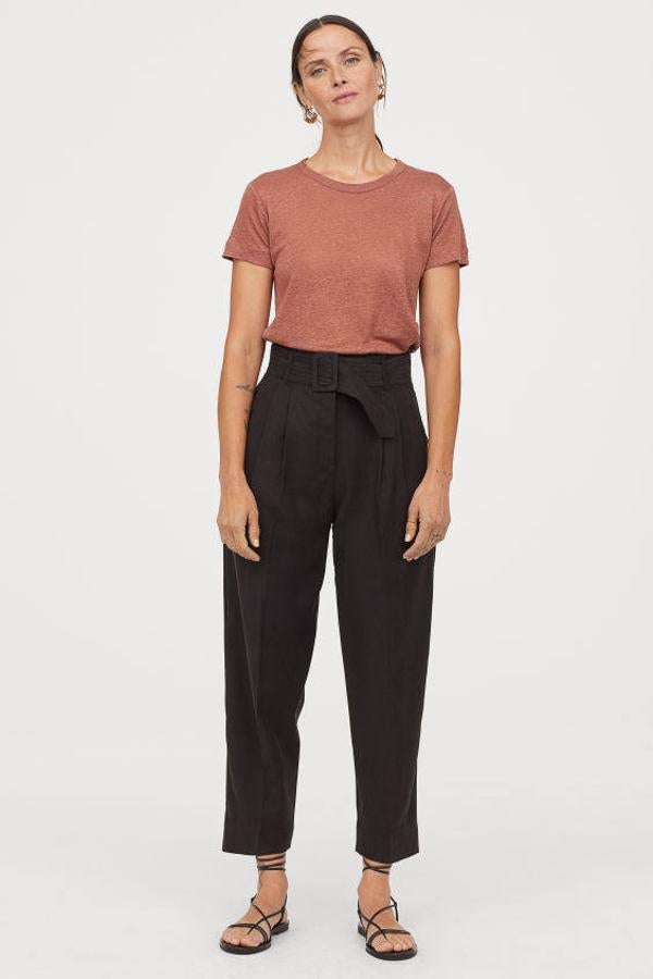 Pantalón tobillero de tiro alto y con detalle de cinturón de H&M (11,99 euros).