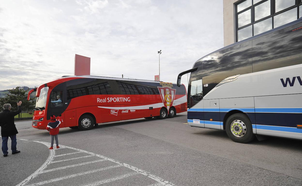 Los dos autobuses en los que los jugadores del Sporting han viajado de Gijón a Zaragoza por el brote de gripe.