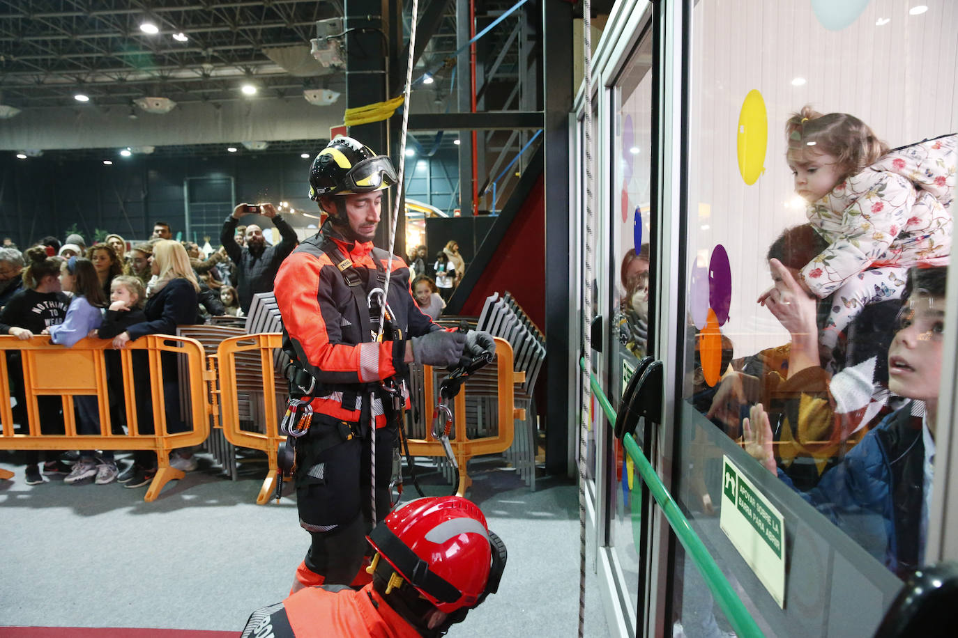 Niños y mayores pudieron disfrutar este viernes de una exhibición de los Bomberos de Gijón en Mercaplana. 