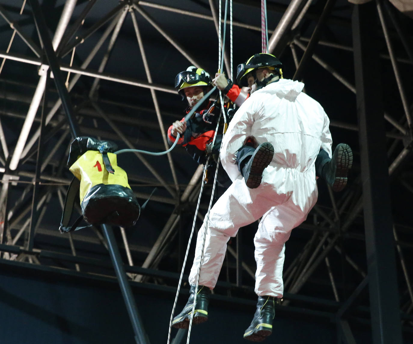 Niños y mayores pudieron disfrutar este viernes de una exhibición de los Bomberos de Gijón en Mercaplana. 