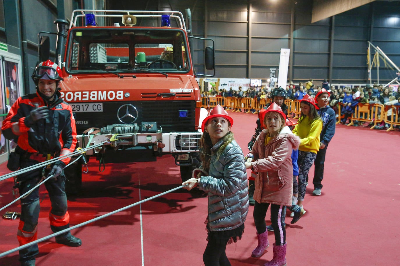 Niños y mayores pudieron disfrutar este viernes de una exhibición de los Bomberos de Gijón en Mercaplana. 