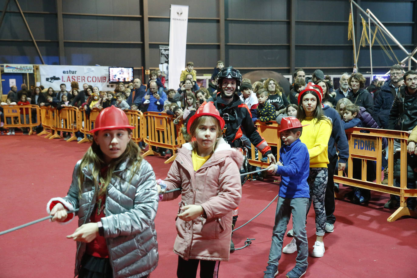 Niños y mayores pudieron disfrutar este viernes de una exhibición de los Bomberos de Gijón en Mercaplana. 