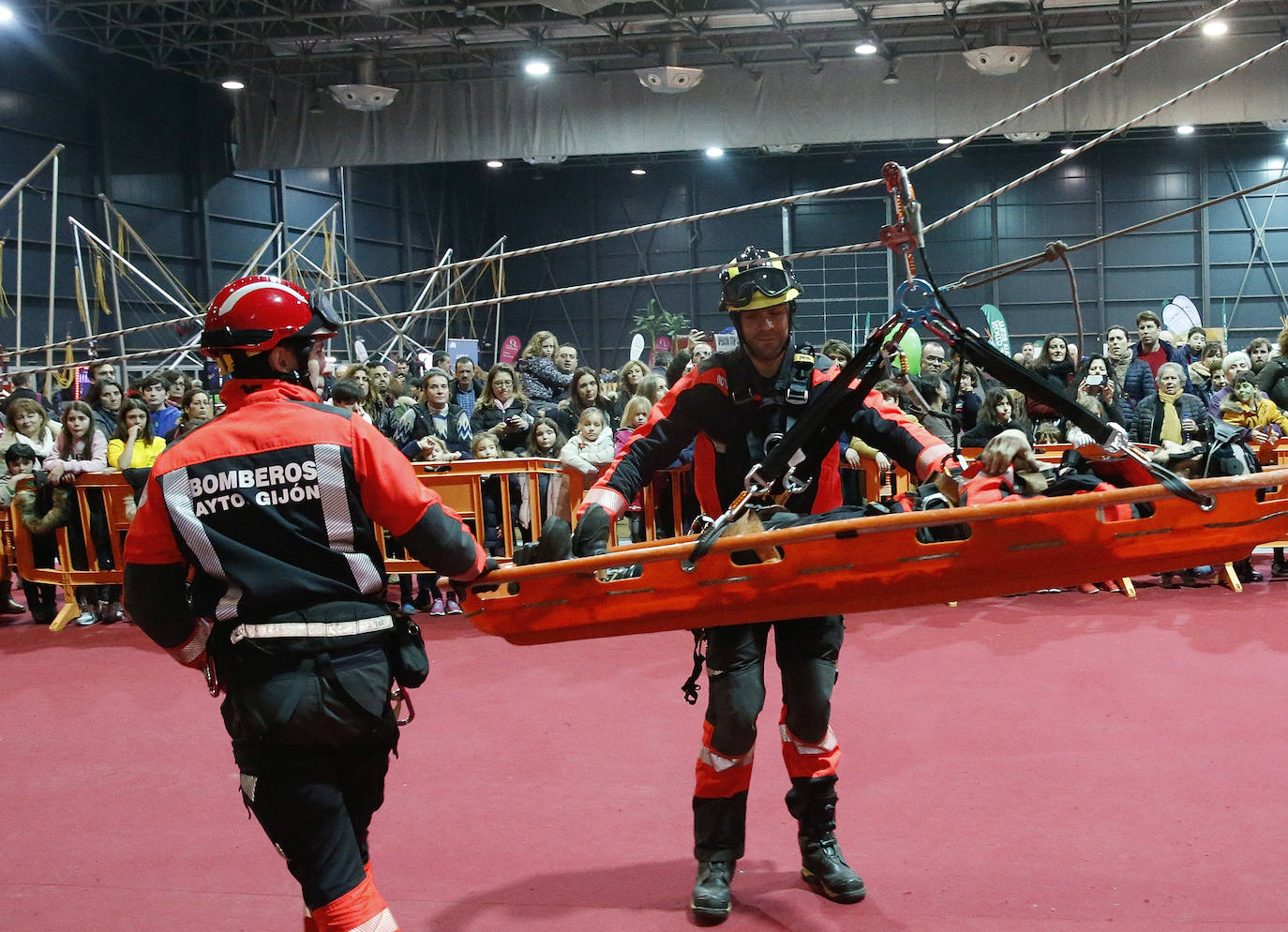 Niños y mayores pudieron disfrutar este viernes de una exhibición de los Bomberos de Gijón en Mercaplana. 