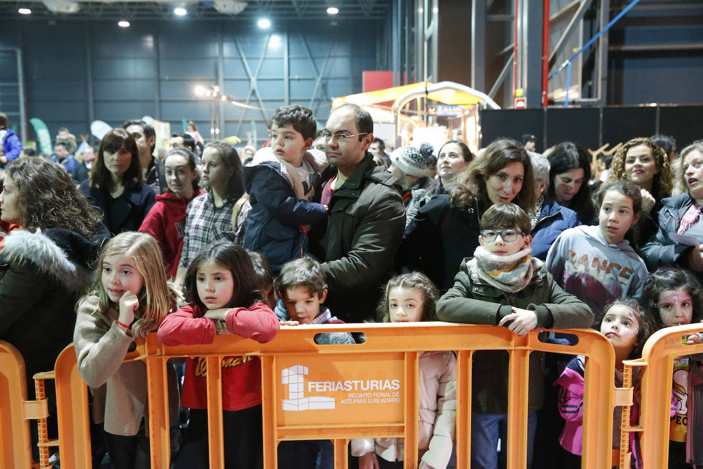 Niños y mayores pudieron disfrutar este viernes de una exhibición de los Bomberos de Gijón en Mercaplana. 