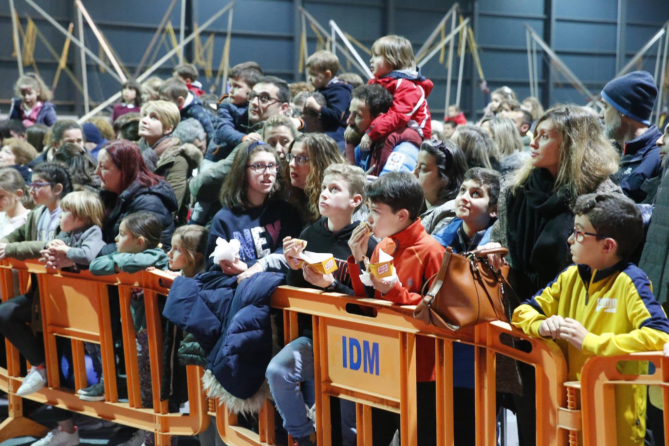 Niños y mayores pudieron disfrutar este viernes de una exhibición de los Bomberos de Gijón en Mercaplana. 