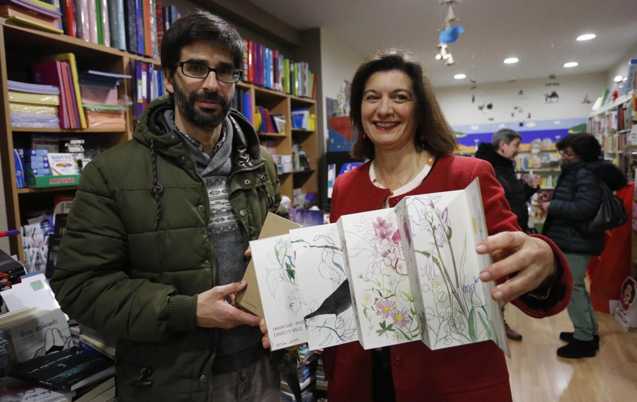 Pablo Basagoiti y Covadonga Valdés Moré, ayer, durante la presentación de 'Jardín de bolsillo'. 