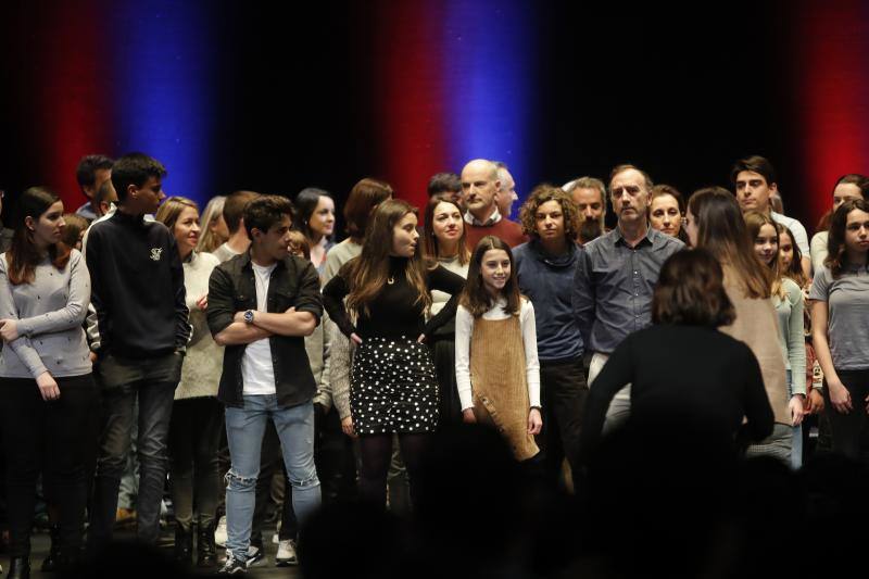 El hipnotista francés Jeff Toussaint despliega en el Teatro Jovellanos sus mejores trucos. Logró el aplauso de los niños y mayores que se dieron cita en el coliseo gijonés. 