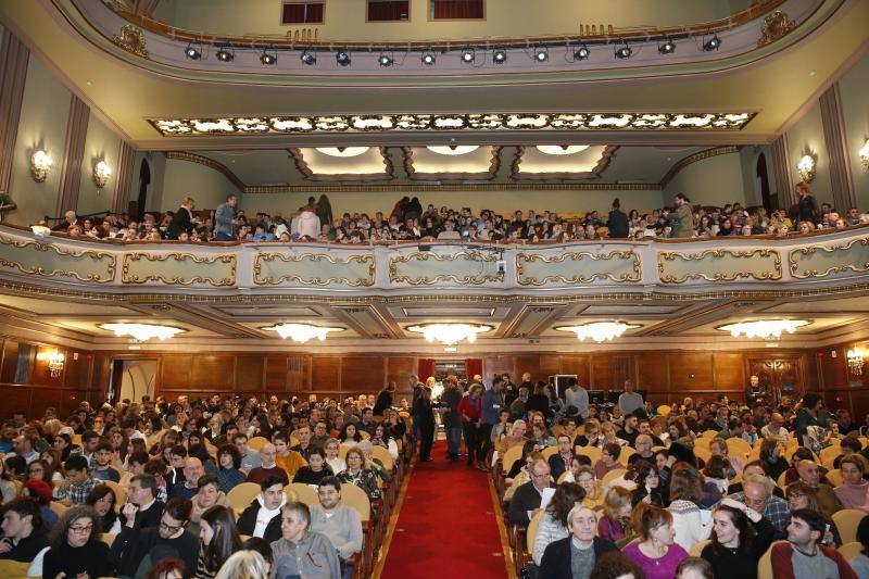 El hipnotista francés Jeff Toussaint despliega en el Teatro Jovellanos sus mejores trucos. Logró el aplauso de los niños y mayores que se dieron cita en el coliseo gijonés. 