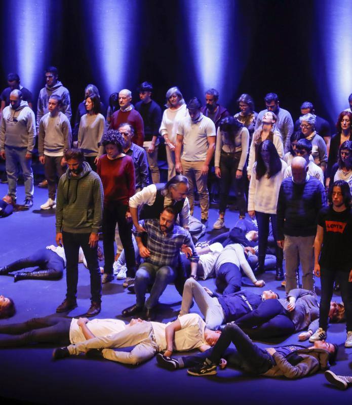 El hipnotista francés Jeff Toussaint despliega en el Teatro Jovellanos sus mejores trucos. Logró el aplauso de los niños y mayores que se dieron cita en el coliseo gijonés. 