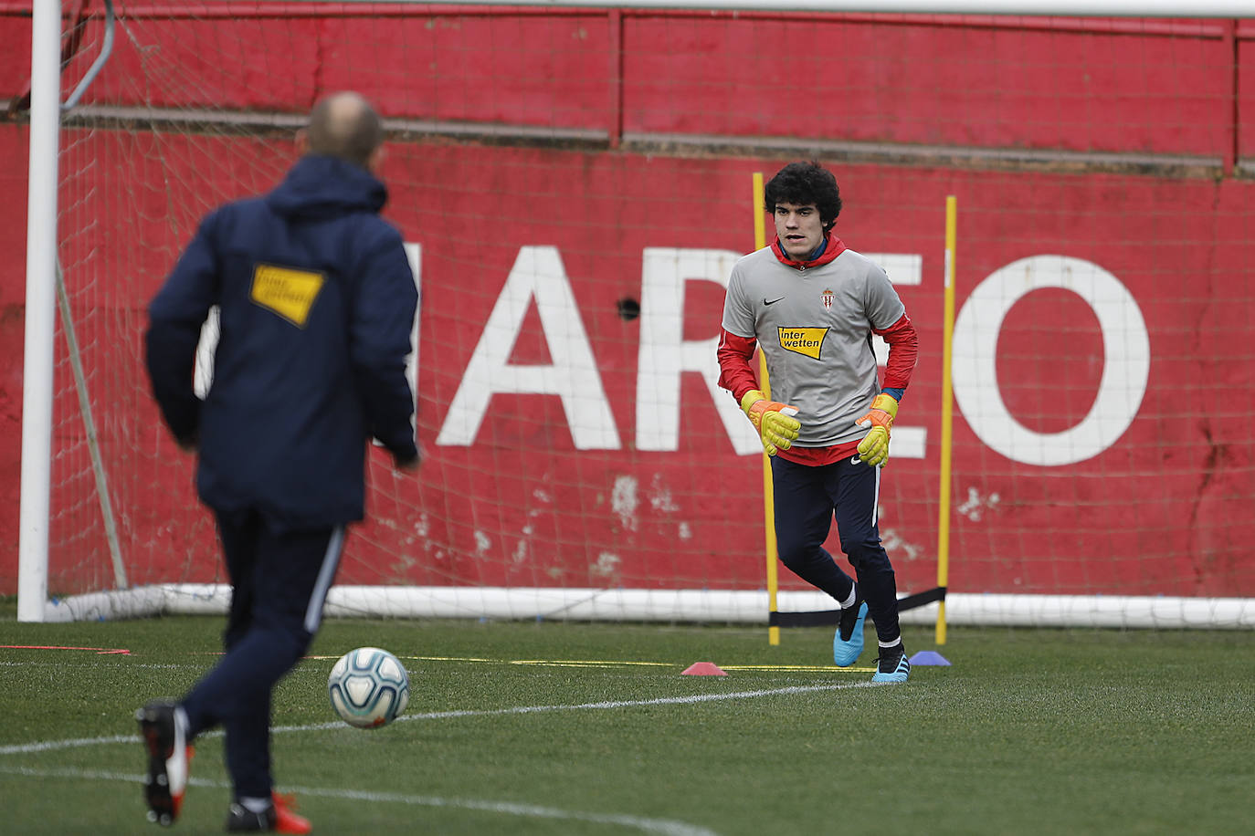 Catorce jugadores en el entrenamiento del Sporting