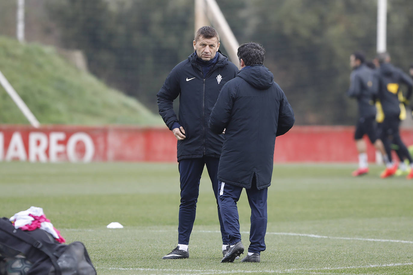 Catorce jugadores en el entrenamiento del Sporting