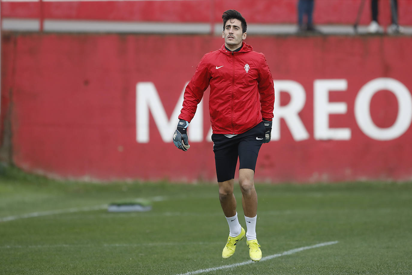 Catorce jugadores en el entrenamiento del Sporting