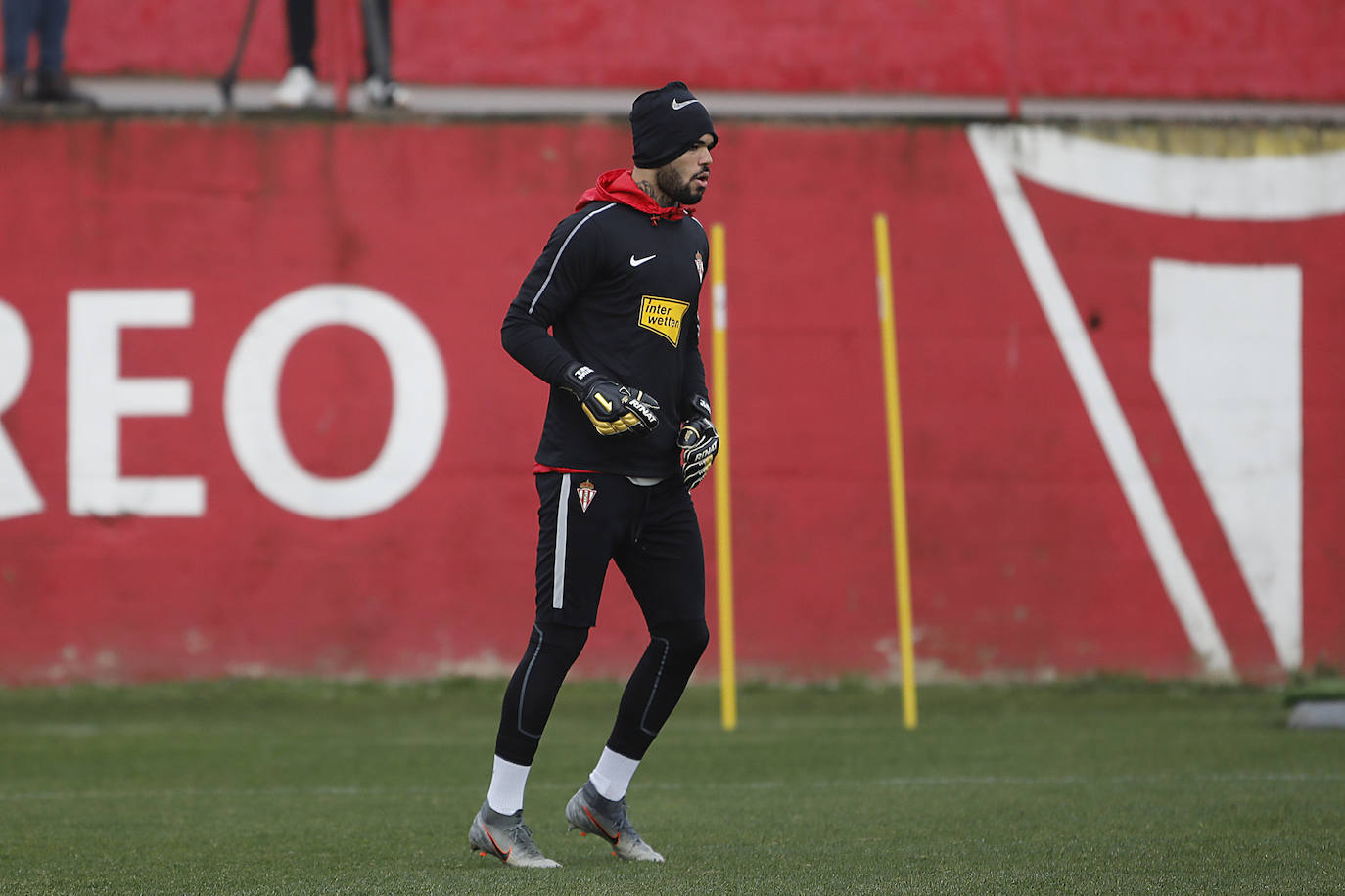 Catorce jugadores en el entrenamiento del Sporting